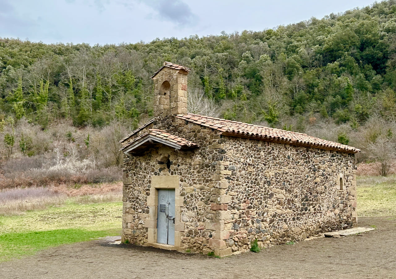 Ermita en el cráter del Volcán Santa Margarida